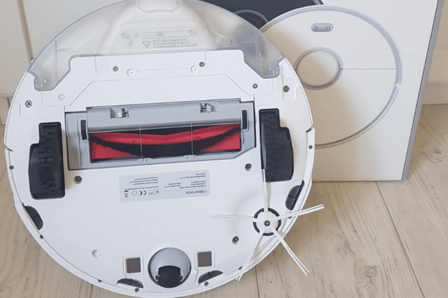 На изображении Roborock S5 Max снизу показана главная щетка